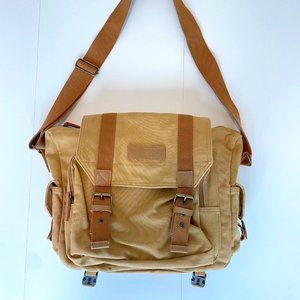 NWOT Caden Tan Canvas Messenger Camera Bag